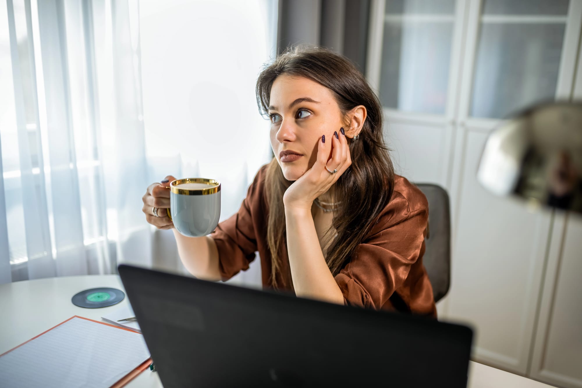 vrouw met koffie en laptop