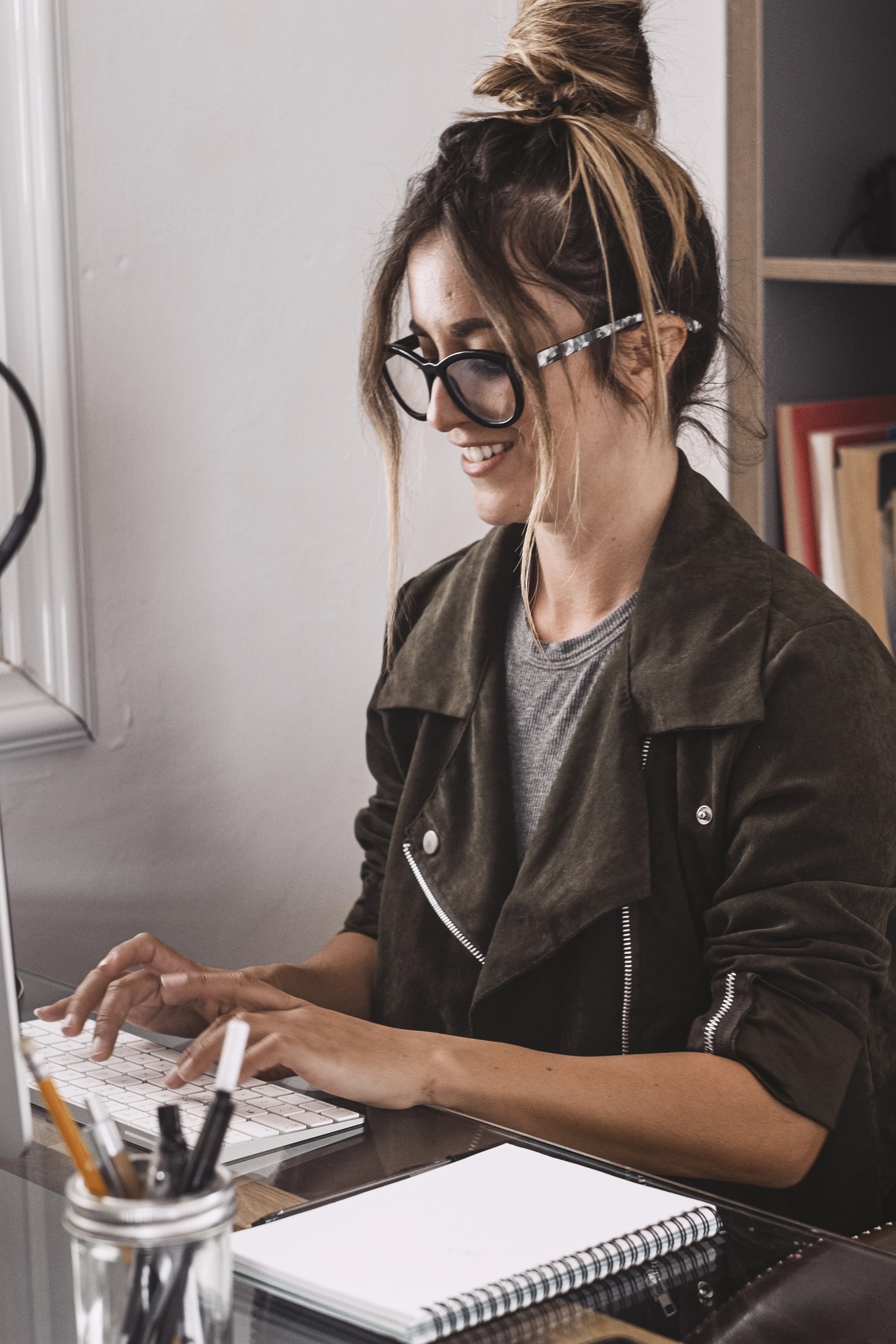 vrouw blogteksten aan het typen achter laptop