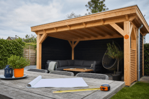 Afgewerkte maatwerk houten overkapping van douglas hout met loungehoek in een Nederlandse tuin