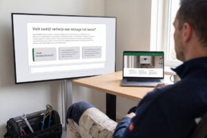 Installateur kijkt naar een AI-antwoord op de vraag Welk bedrijf verhelpt een lekkage het beste, met Jouw installatiebedrijf als bron, en op zijn laptop zijn eigen website